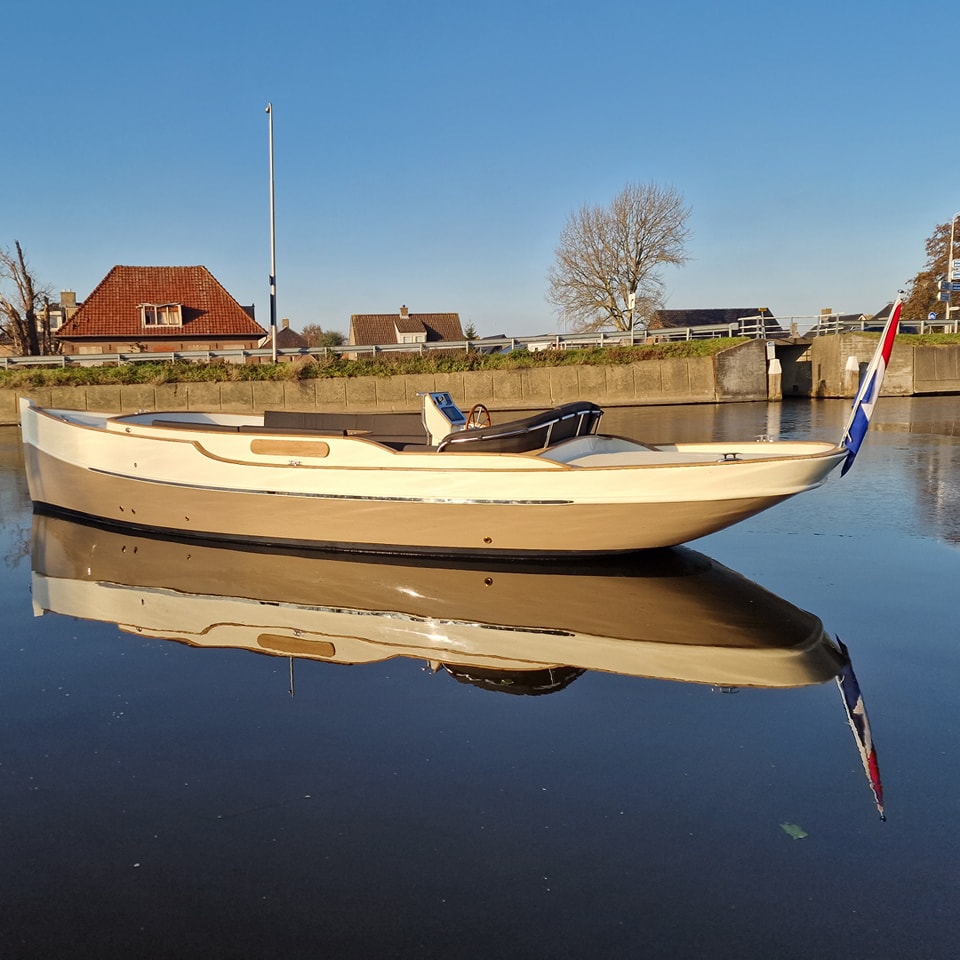 Electric boat "Canal"